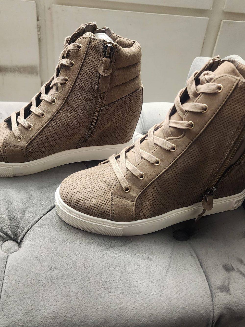 Steve Madden Taupe **NEVER WORN** High-Top Lace-Up Sneaker